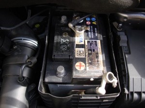 Une batterie Voiture dans un moteur