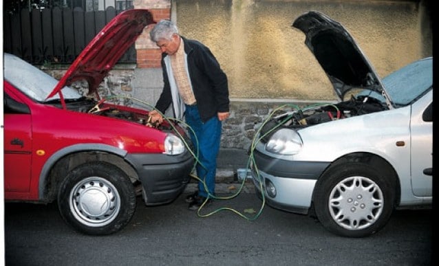 Démarrer une voiture avec des cables de démarrage