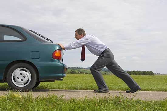 Comment recharger une batterie de voiture sans chargeur ?