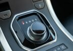 Démarrer une voiture automatique : astuces et précautions pour un départ en douceur