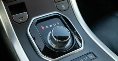 Démarrer une voiture automatique : astuces et précautions pour un départ en douceur