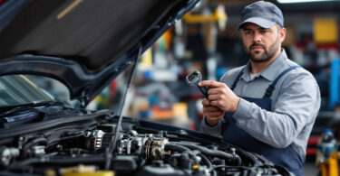 découvrez les causes d'un alternateur qui siffle ou chauffe, et comment identifier si les roulements sont usés ou si le régulateur est défectueux pour éviter des pannes coûteuses.