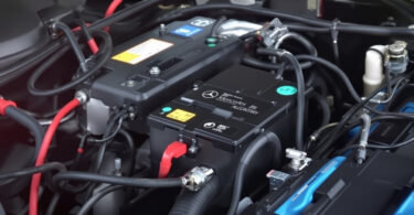 découvrez l'utilité d'une batterie auxiliaire pour mercedes et bmw, les signes indiquant qu'il est temps de la changer, et comment assurer une performance optimale de votre véhicule.