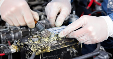 découvrez comment nettoyer efficacement des cosses de batterie oxydées (vert-de-gris) pour garantir une meilleure connexion et prolonger la durée de vie de votre batterie.