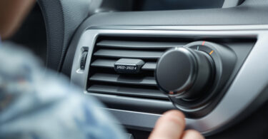 découvrez pourquoi votre ventilateur fonctionne uniquement à la vitesse 4 et comment un fusible thermique défectueux peut en être la cause. guide pratique pour identifier et résoudre ce problème de ventilation.