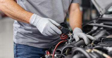 découvrez comment tester facilement une bobine d'allumage avec un multimètre en mesurant ses valeurs de résistance pour assurer un bon fonctionnement de votre moteur.