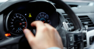 découvrez pourquoi le voyant de préchauffage clignote et son lien possible avec le contacteur de feux stop. solutions et explications pour comprendre ce phénomène automobile.