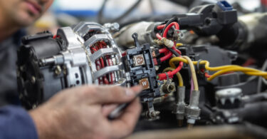 découvrez le rôle des fils b+, d+ et w dans le branchement d'un alternateur et comprenez leur importance pour le bon fonctionnement de votre véhicule.