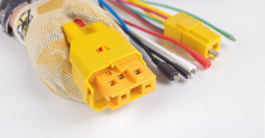 découvrez le code couleur de la prise remorque 7 broches avec notre schéma de branchement standard détaillé pour un raccordement facile et sécurisé.