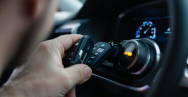 découvrez des astuces efficaces pour désactiver l'anti-démarrage lorsque votre clé n'est plus reconnue, afin de retrouver rapidement l'accès à votre véhicule.