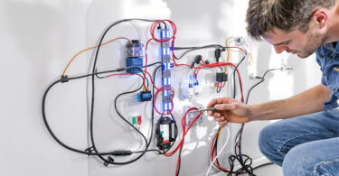 apprenez à installer des feux additionnels led grâce à un schéma détaillé incluant relais et fusible pour une installation sécurisée et performante.