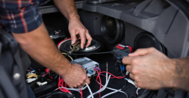 apprenez à installer un amplificateur et un caisson de basse avec un guide complet sur le câblage, l'alimentation et la masse pour une installation audio optimale.