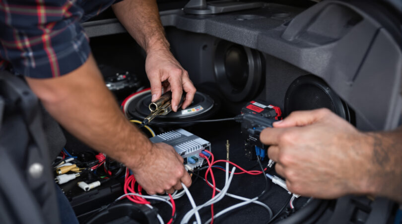 apprenez à installer un amplificateur et un caisson de basse avec un guide complet sur le câblage, l'alimentation et la masse pour une installation audio optimale.