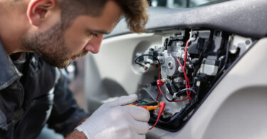 découvrez comment tester facilement le moteur et l'interrupteur d'un lève-vitre électrique bloqué pour diagnostiquer et résoudre le problème rapidement.