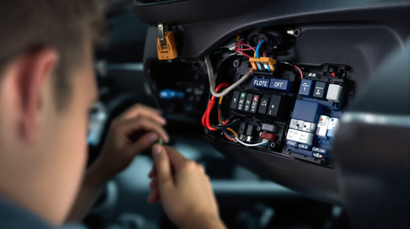 découvrez pourquoi vos antibrouillards ne s'allument pas et comment vérifier le commodo, le relais ou le fusible pour résoudre ce problème facilement.