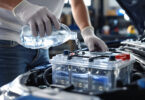 découvrez si faire l'appoint d'eau distillée dans une batterie est une bonne ou une mauvaise idée, avec des conseils pratiques pour l'entretien optimal de votre batterie.