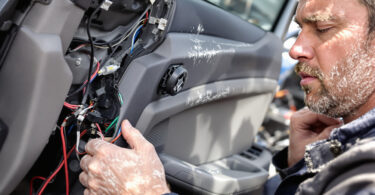 découvrez les solutions pour réparer les fils coupés dans la gaine de portière afin de retrouver le fonctionnement des vitres électriques et de la fermeture centralisée.