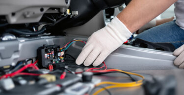 découvrez comment diagnostiquer une panne de klaxon en vérifiant facilement le fusible, le relais et le contacteur volant pour retrouver rapidement un système sonore fonctionnel.