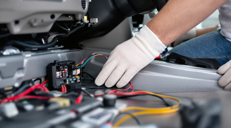 découvrez comment diagnostiquer une panne de klaxon en vérifiant facilement le fusible, le relais et le contacteur volant pour retrouver rapidement un système sonore fonctionnel.