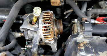 découvrez les causes et solutions lorsque le régulateur d'alternateur est hors service, entraînant une surtension ou une absence de charge sur votre véhicule.