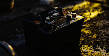 découvrez à quel voltage une batterie est considérée hors service (hs) et comment mesurer sa tension pour éviter les pannes.