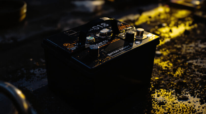 découvrez à quel voltage une batterie est considérée hors service (hs) et comment mesurer sa tension pour éviter les pannes.