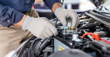 découvrez comment installer un coupe-circuit batterie pour assurer la sécurité de votre véhicule et préserver la charge de votre batterie efficacement.